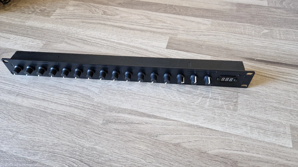19" Rackmontage 16 Regler USB MIDI und DIN MIDI Controller 1HE - Schwarz