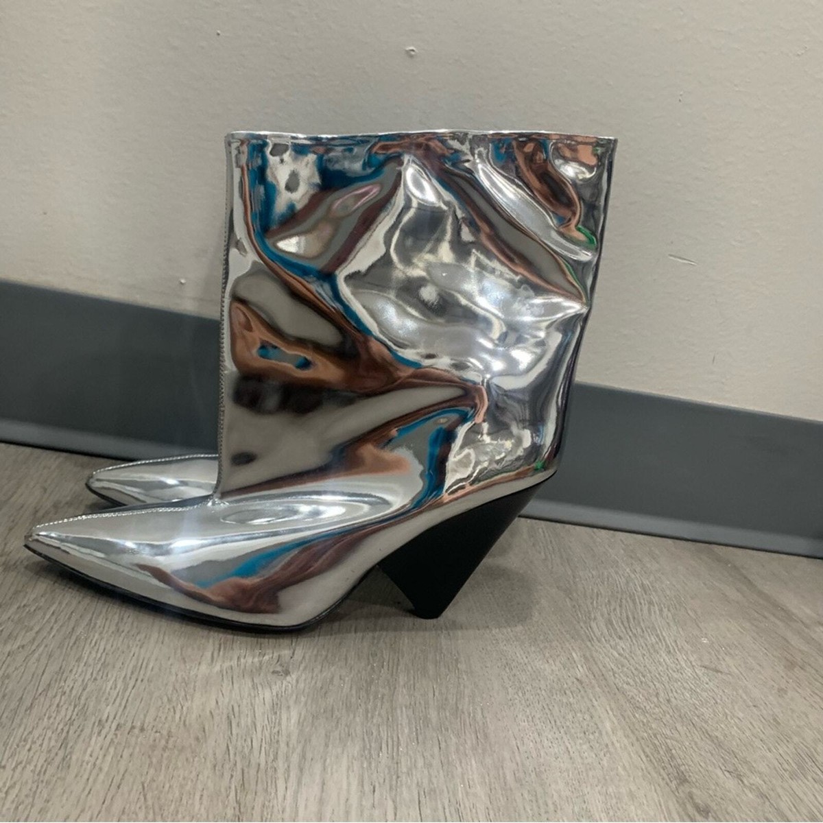 【Isabel Marant】 Miyakoレザーアンクルブーツ Isabel Marant Ankle Bootie Miyako Mirrored Leather in Silver