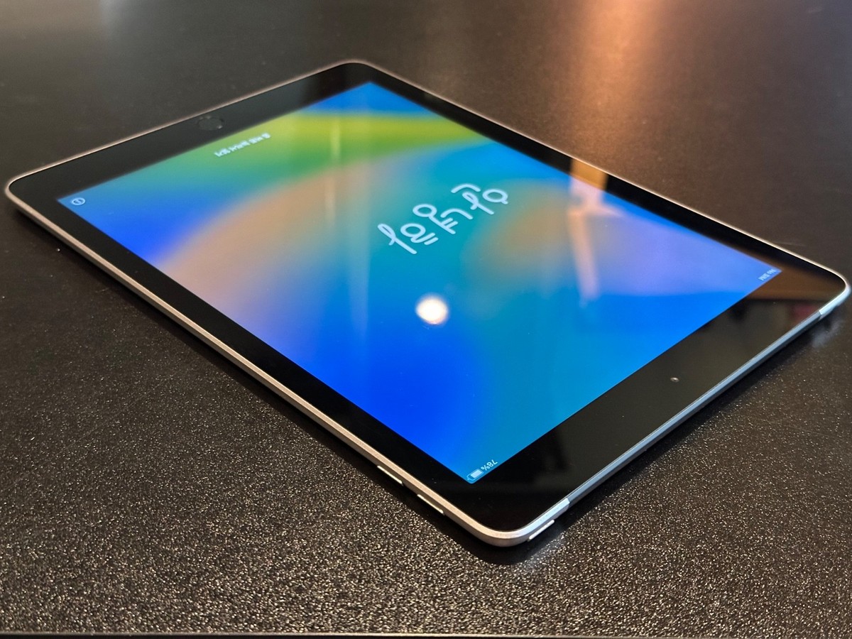 Apple iPad (5th Generation) A1823 128 GB, Wi-Fi + 4G, 9.7 in