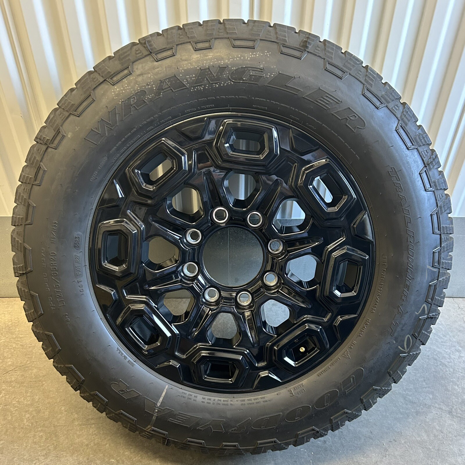 2024 CHEVY SIERRA DENALI 2500 3500 HD  OEM ALLOY WHEEL  & TIRE 20” BLACK 14064A