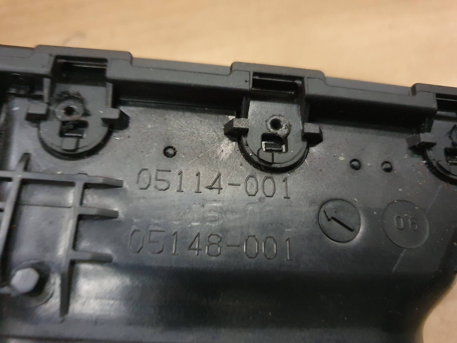 BMW 5 er E60 E61 Frischluftgrill Mitte schwarz 6910734 64226910734 