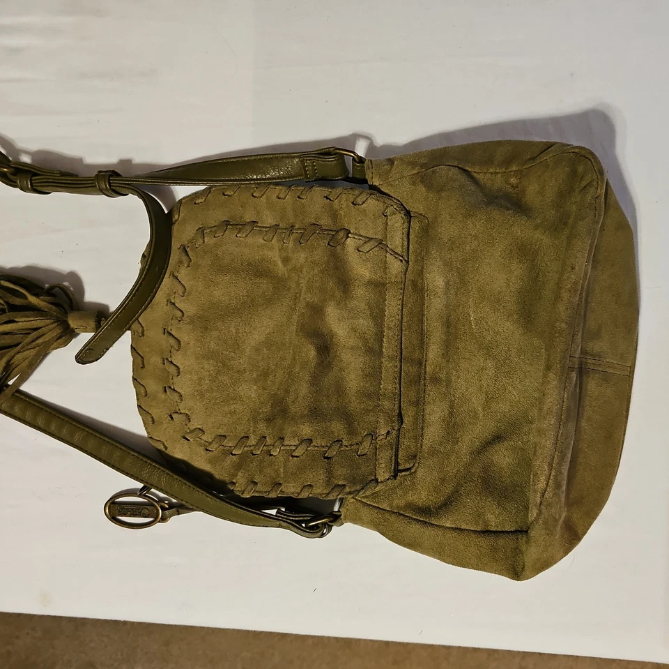 Bolso Bandolera Carlos By Carlos Santana Verde Oliva Imitación Gamuza Borla  Foto 3 de 4