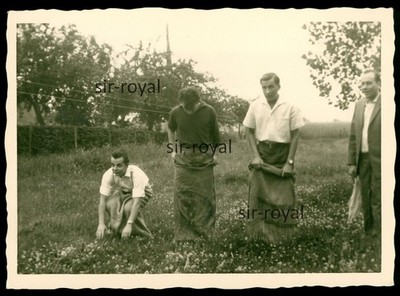 Männer beim Sackhüpfen auf einer Wiese - 1960er - Foto 10x7cm