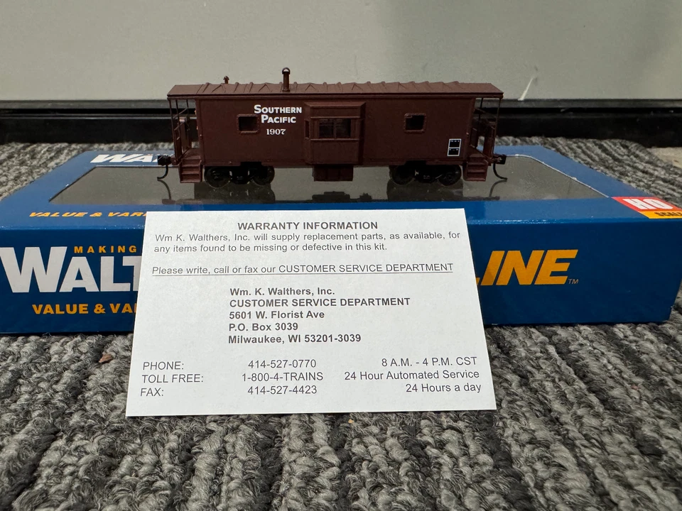 Walthers Mainline 910-8664 Southern Pacific 1907 International Bay Window Caboos - Image 2 of 4