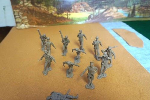 VINTAGE MARX MEDIUM GRAY WWII BATTLEGROUND GERMAN SOLDIERS