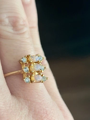 Vintage Avon Costume Jewelry Gold tone with faux Opal &  faux Diamonds Size 7