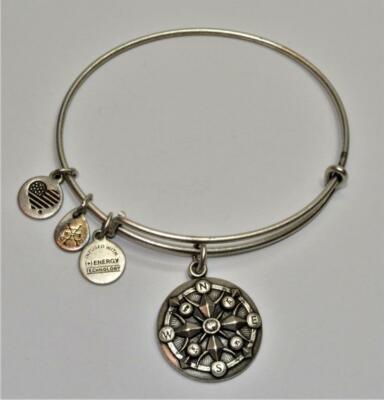 Alex & Ani Silvertone Dangle Charms Kompass 2 5/8'' Erweiterbares Armreif-Armband