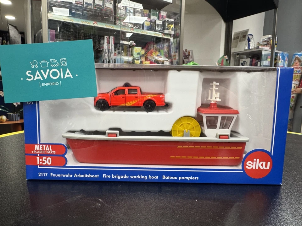 SIKU 2117-modellino 1:50- BARCA DA LAVORO DEI VIGILI DEL FUOCO + AUTO- NUOVO - Immagine 2 di 4