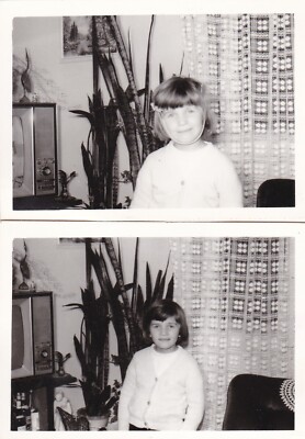 Zwei Vintage Fotos kleines Mädchen im Wohnzimmer TV Lounge Interieur Kind Kind