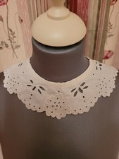  4  anciens cols en tissu ajouré 