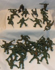 VINTAGE GREEN PLASTIC ARMY MEN TOY SOLDIERS