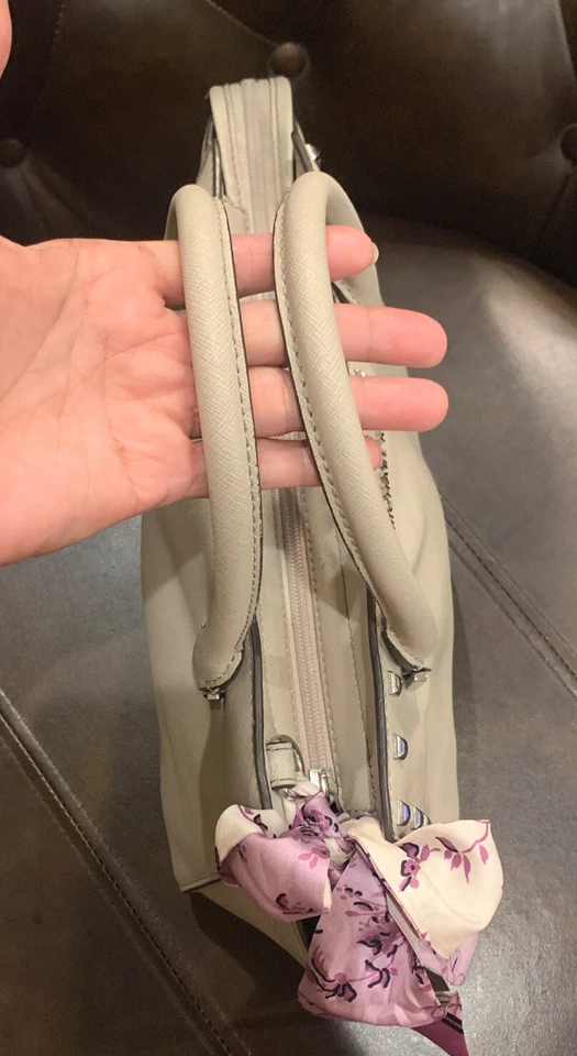 Cartera mediana Michael Kors Selma con tachuelas en gris cemento Foto 4 de 4