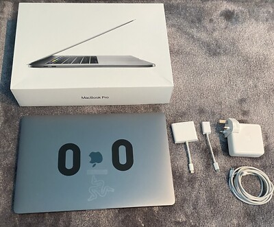 Apple MacBook Pro 15,4'' mit Touchbar (lose Tasten + kleiner Riss unterer Bildschirm)