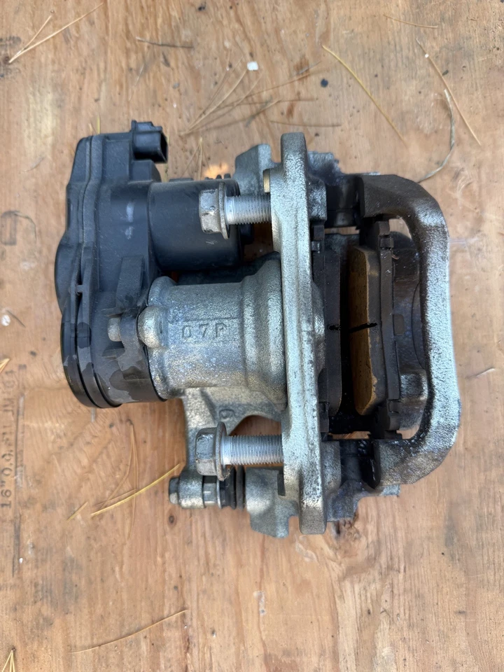  2018-2021 LEXUS NX300 AWD ЗАДНИЙ ЛЕВЫЙ СУППОРТ ДИСКОВОГО ТОРМОЗА С ПРИВОДОМ ОТ ОРИГИНАЛЬНОГО ПРОИЗВОДИТЕЛЯ  - Изображение 3 из 4