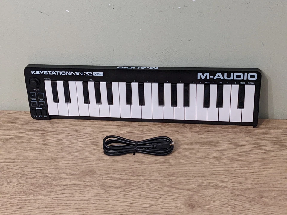 M-Audio Keystation Mini 32 MK3 USB MIDI Keyboard tragbarer Controller (schwarz)