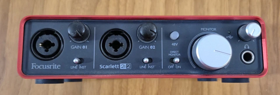 Focusrite 2i2 Scarlett Interfaccia Audio USB - Rosso - Immagine 3 di 4