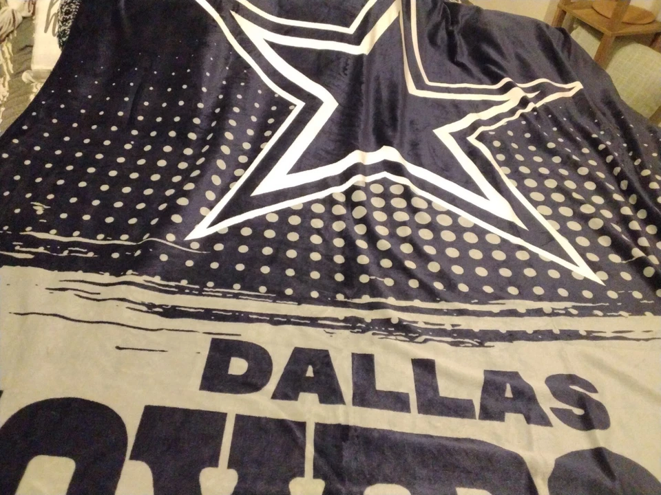 Dallas Cowboys, Texas Oversize Reversible Cloud Sherpa Throw Blanket wRuffle NFL - Image 3 of 4
