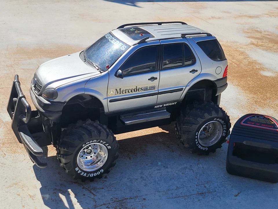 New Bright RC Mercedes ML 320 Modell Vintage 1998 Ferngesteuert Monster Truck - Bild 3 von 4