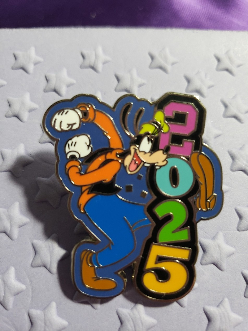 Goofy Disney Parks 2025 Mystery Box Pin
