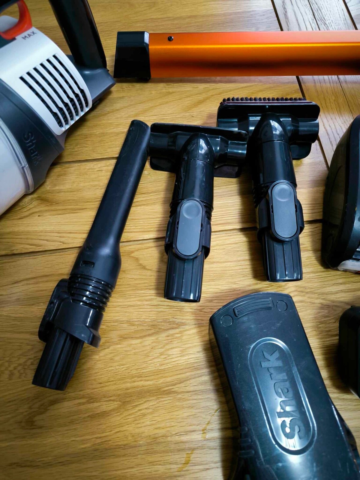 Shark Cordless Stick Vacuum Cleaner with Anti Hair Wrap Orange, IZ201UK