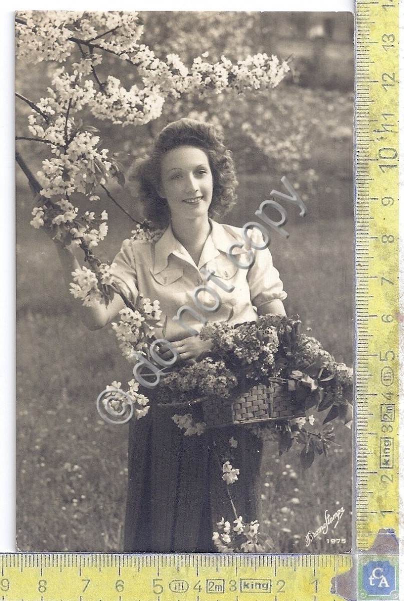 Cartolina - Postcard - fotografia - donna con cestino di fiori - anni 20
