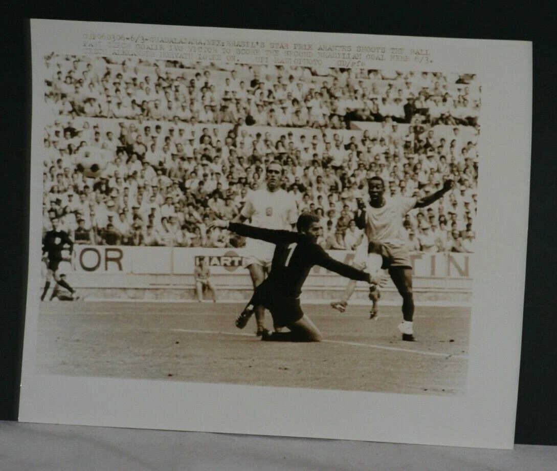 1970 Pele Scores World Cup Goal Against Czechoslovakia, Rare Wire Photo, 8 x 10 - 画像1/3