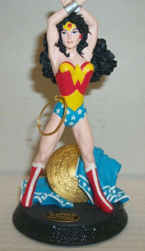 FIGURA COLECCIONABLE DE MUJER MARAVILLA DE LA EDAD MODERNA DE HALLMARK - DC COMICS/1996 - Imagen 1 de 5