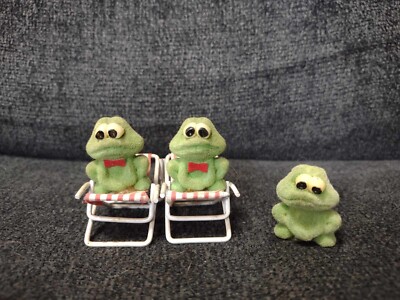 Vintage Russ Berrie Pixie Town Flocked Frogs on Beach Chairs