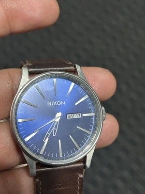 Reloj Nixon Sentry Cuero A105-1524 Esfera Azul Marrón Cuero Horween 42mm - Imagen 1 de 4