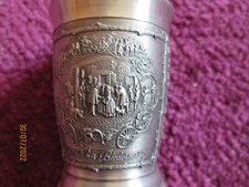 ein Zinnbecher 6 cm hoch, Motiv: Gl&uuml;ckliches Biedermeier, 95 %