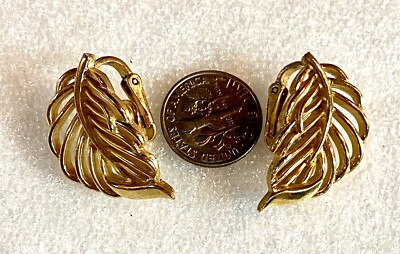 Crown Trifari Textured Gold Tone Leaf Clip On Earrings VTG