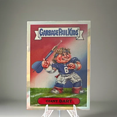 2026 Topps Garbage Pail Kids Giant Dart Jaxson Dart NFLG-JD Holographic - Bild 1 von 3