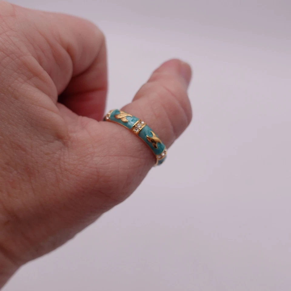 Anillo Lauren G Adams verde azulado esmalte circonita cúbica y chapado en oro a la moda apilable Foto 2 de 4