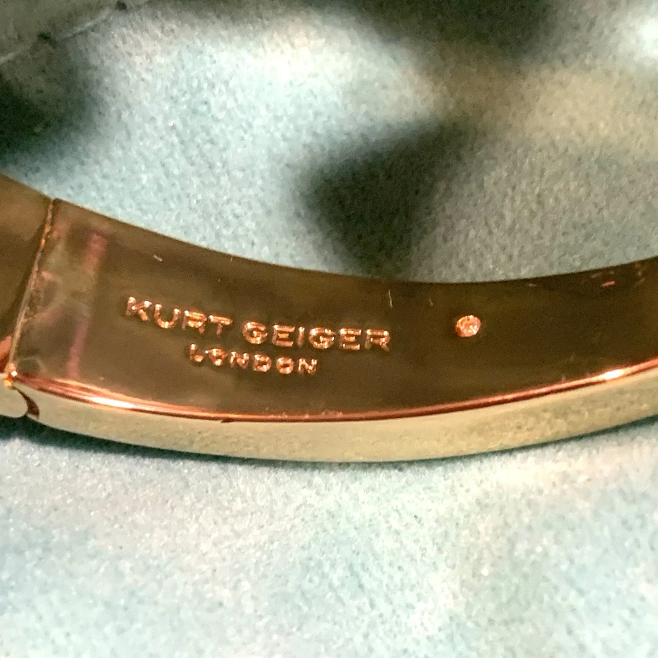Brazalete de oro con bisagras cabeza de águila firma multi cristal Kurt Geiger London Foto 3 de 4