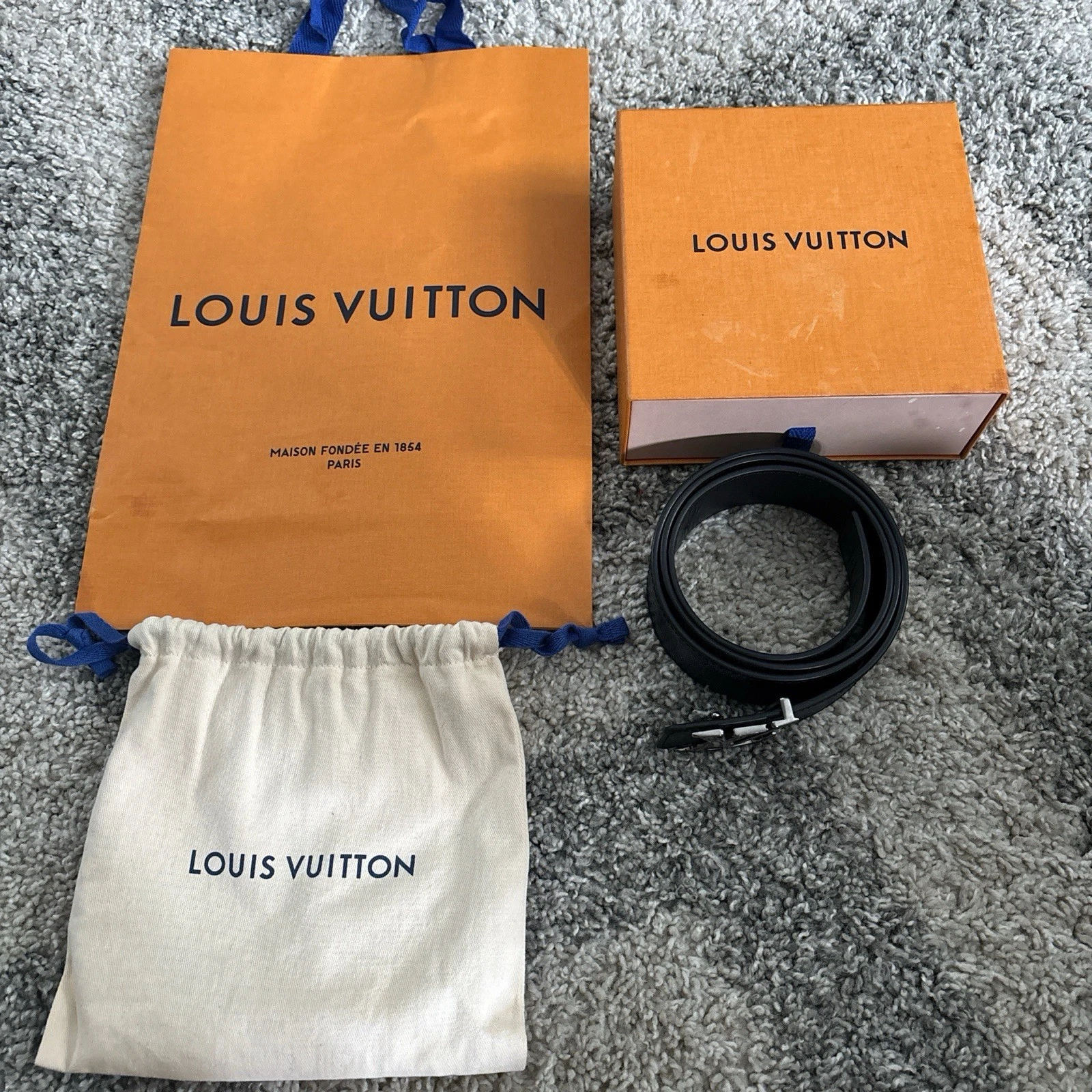 LOUIS VUITTON（LV） Cintura Louis Vuitton LV iniziali nera e argento