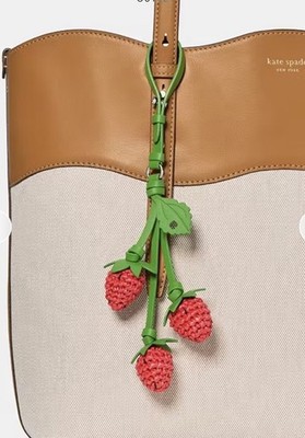 kate spade いちご型キーホルダー NWT kate spade new york charmed Strawberry Crochet bag charm key