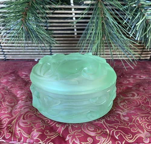 Fenton Sea FOAM SATIN GREEN Art Nouveau Round Trinket Jewelry Box  Dish