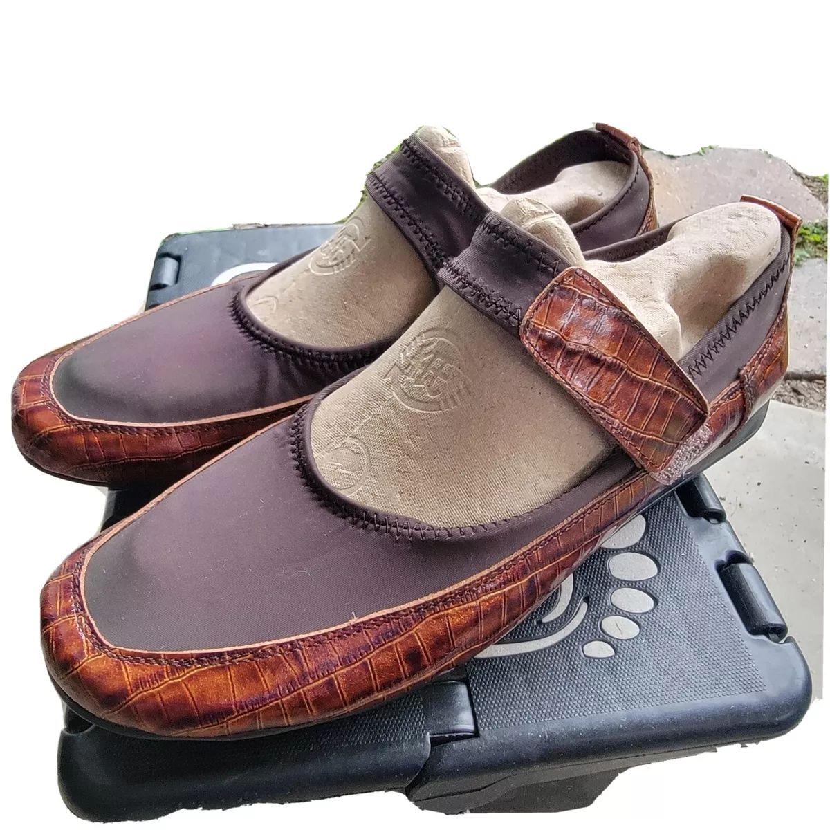 HELLE Comfort Shoes Women s Size 40 US 8.5 9 Brown Embossed Patent