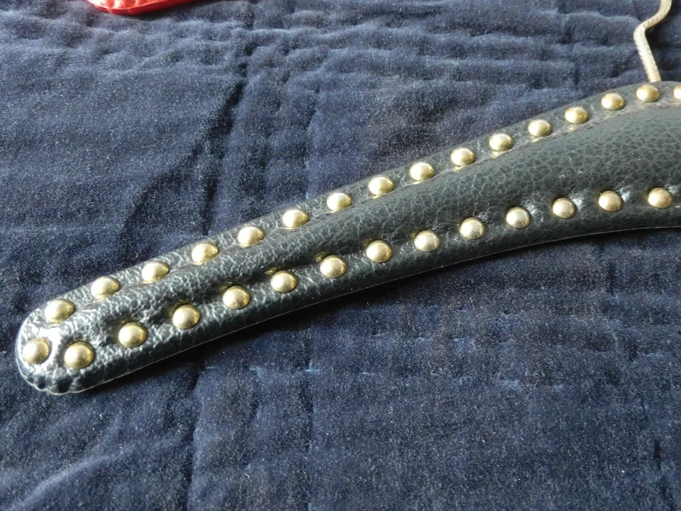 2 Stück alte original deutsche Nieten Kleiderbügel für Garderobe, ROT + SCHWARZ - Bild 4 von 4