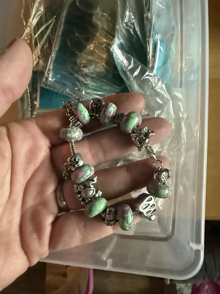 Pulseras y dijes Pugster todo esto mostrado por $200.00. ¡No se deslustrará! Foto 2 de 4