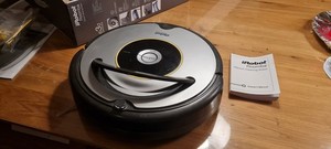 iRobot Roomba 630 Saugroboter, Neuer Akku, Staubsauger inkl.  Akkustand