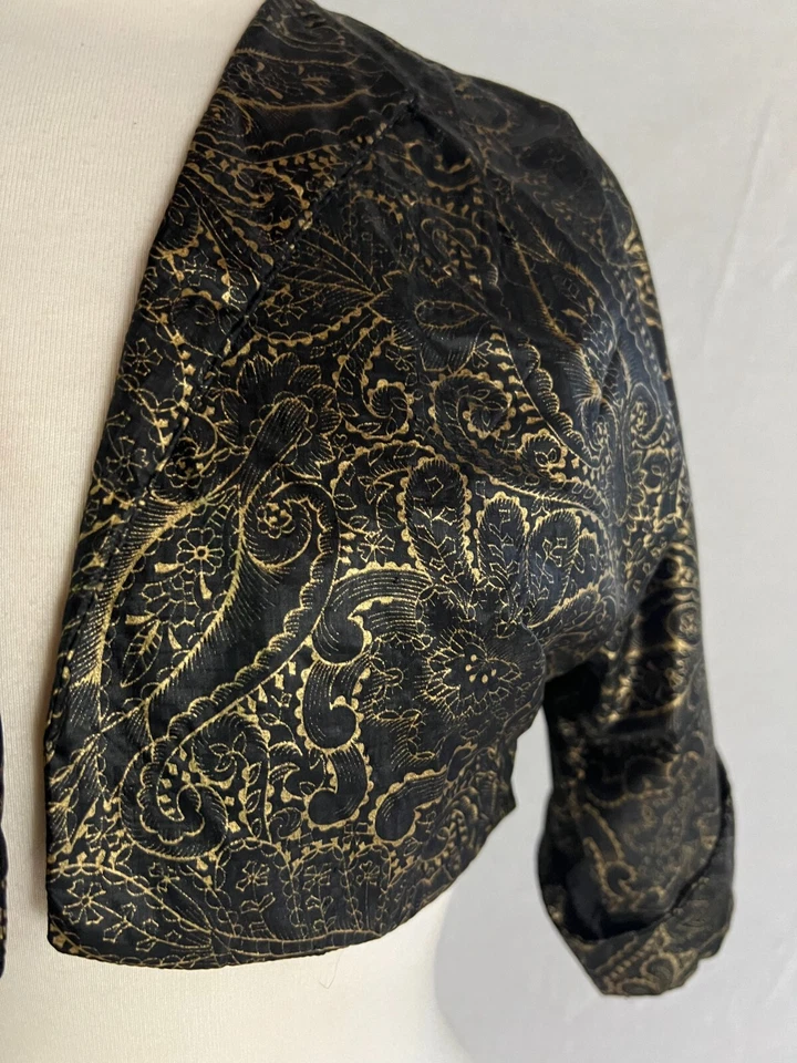 Chaqueta Bolero De Colección Años 60 Ligera Negra Brillante Dorado Cachemira Geométrica Pequeña S Foto 4 de 4