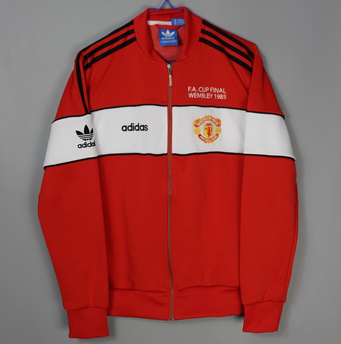 adidas FA Cup Final Wembley 1985 ジャケット MANCHESTER UNITED RETRO REPLICA 1985 CUP FINAL TRACK JACKET