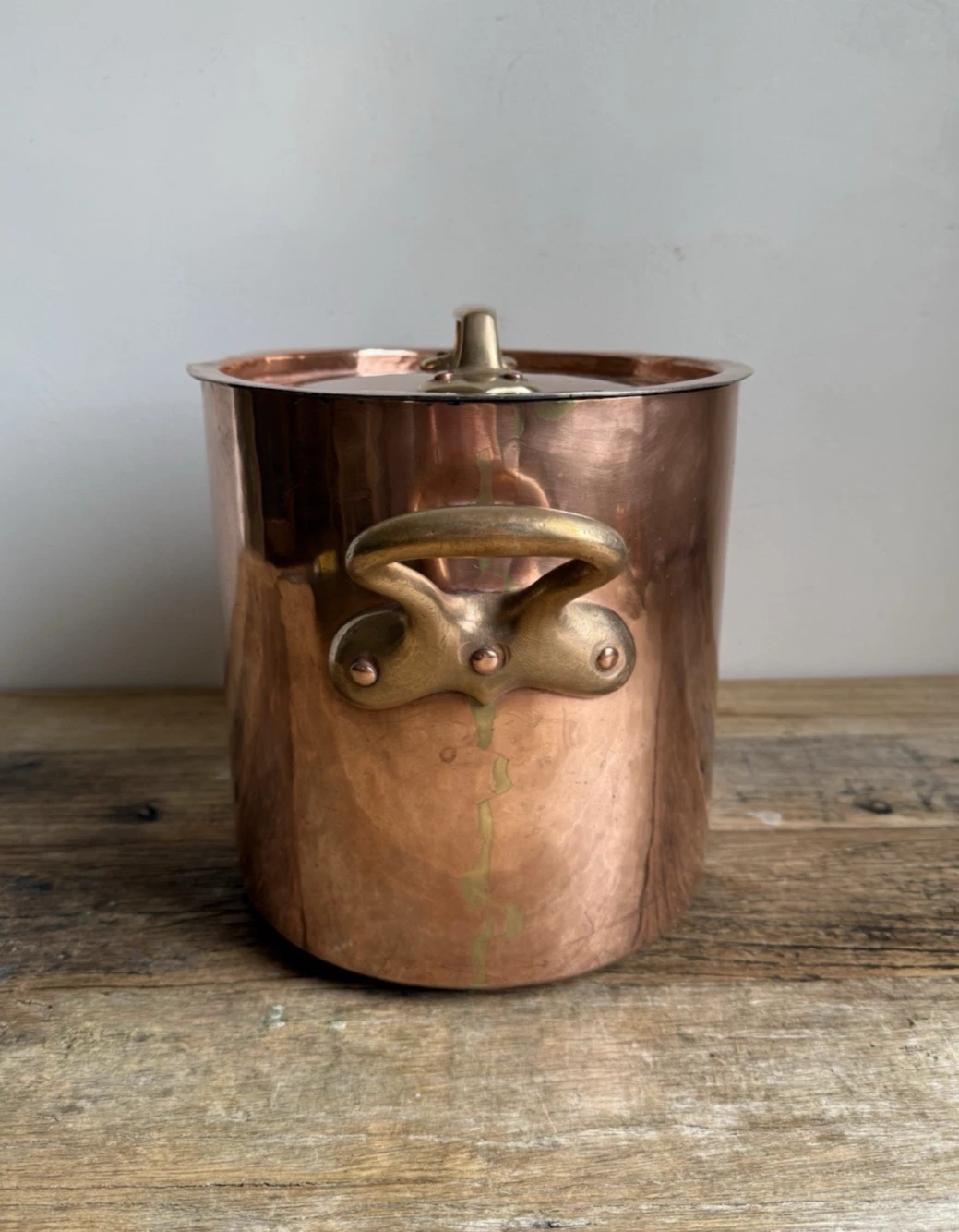 Gorgeous Hand Hammered Antique Copper Stock Pot with Lid - Dovetailed - 22cm
Opens in a new window o