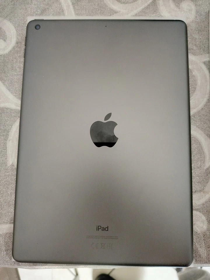 Apple iPad (8th generation) · 32GB · Cellular, foto 1 di 5
