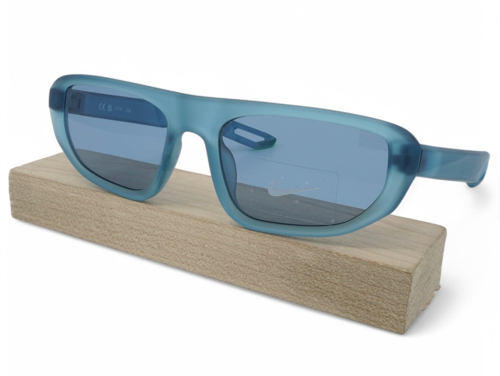 DZ7376-494 Солнцезащитные очки Nike NV04 унисекс 10990₽