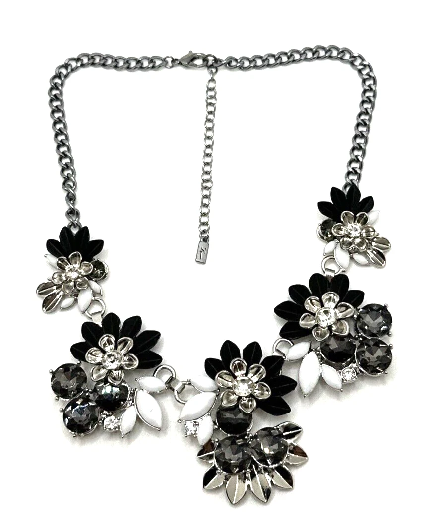 VETEMENTS Collana bavaglino floreale SIMPLY VERA WANG bianco e nero con accenti di strass