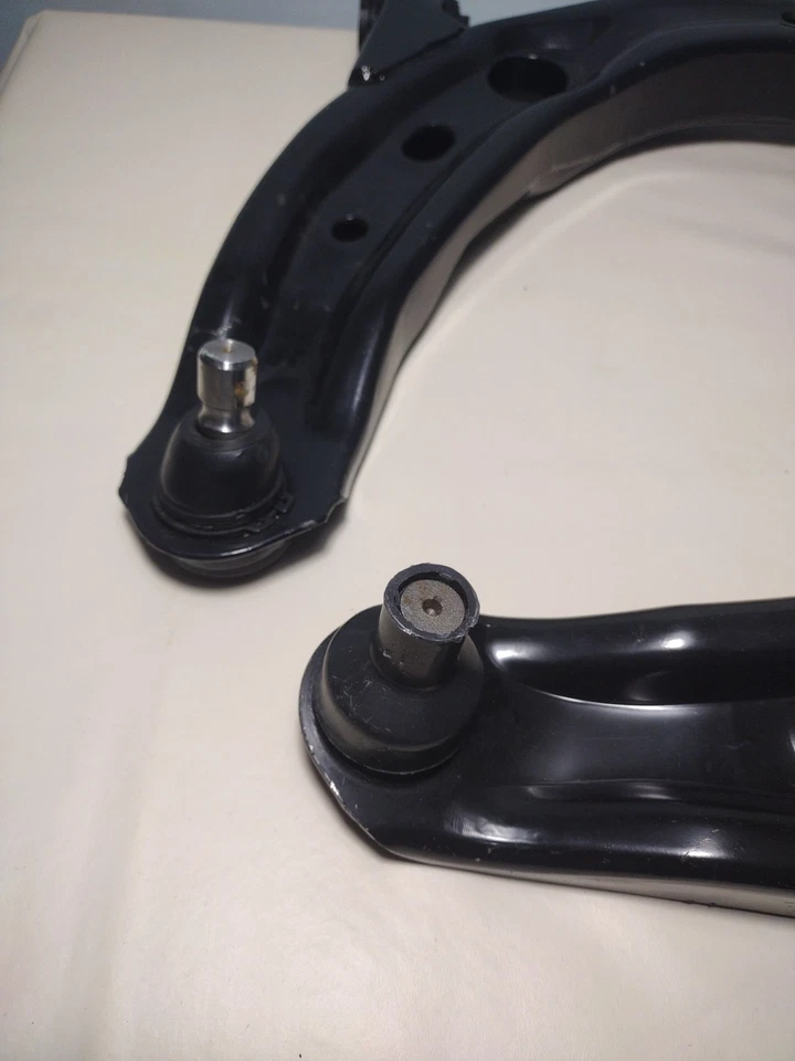 Нижние передние рычаги управления и шаровые шарниры 2002 Mazda Mpv Lx 3.0 - Изображение 2 из 4