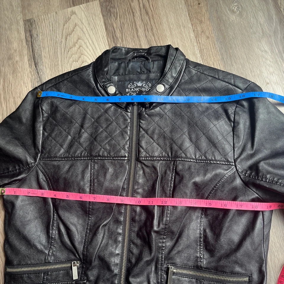 Jaqueta de Moto Blanc Noir Couro Vegano Falso Preta Grande Feminina Casaco Grunge Legal - Imagem 4 de 4