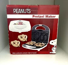 NEW IN-BOX - PEANUTS SNOOPY CHARLIE BROWN PRETZEL MAKER KITCHEN - TESTED WORKS 